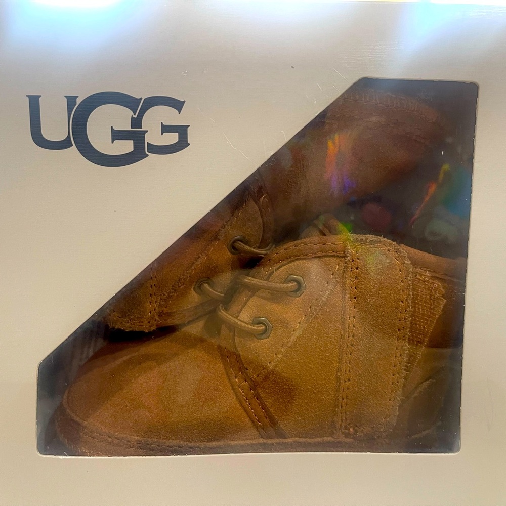 Toddler ugh boots 4/5. In box.  Worn a couple of times